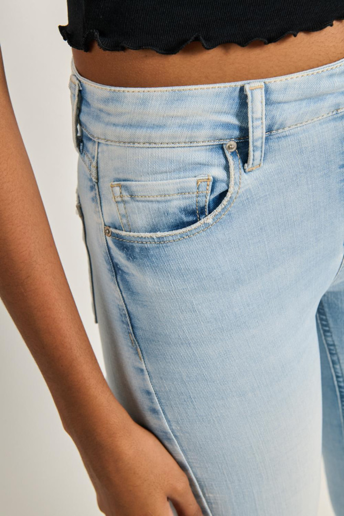 Jean ajustado tiro alto jegging azul claro con desgastes