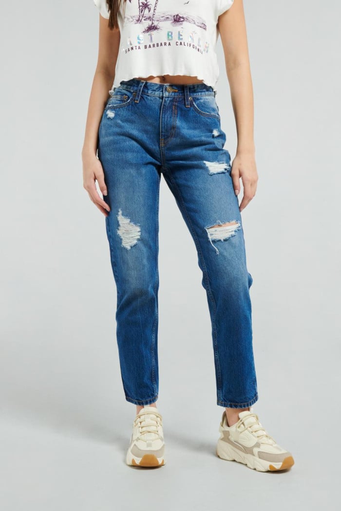 Jean boyfriend azul oscuro con tiro alto, bota recta y rotos