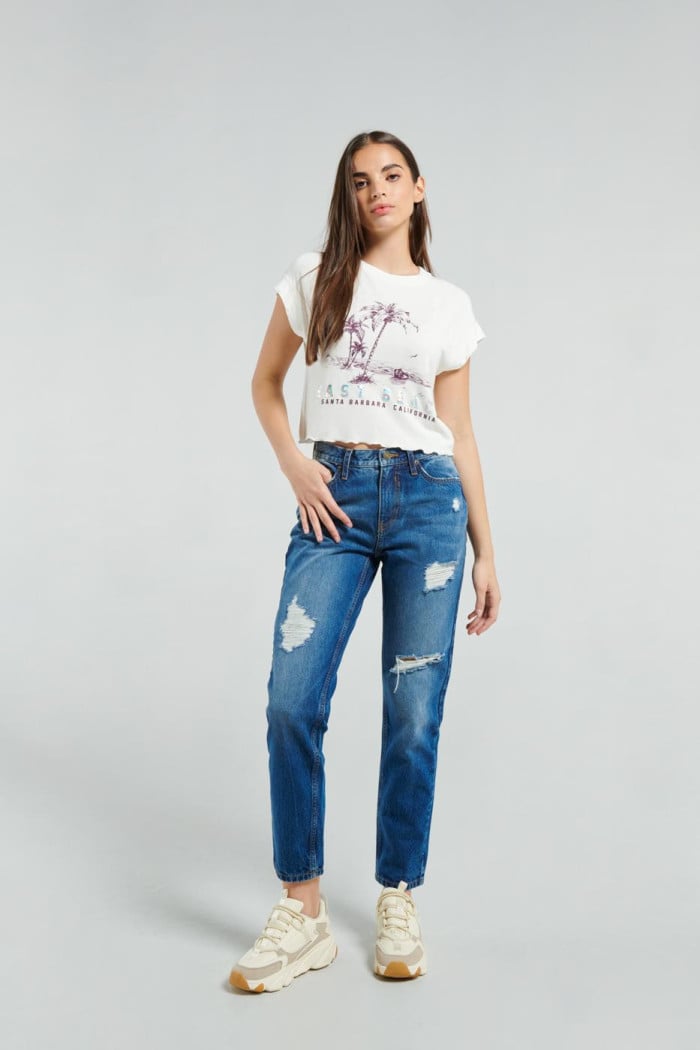 Jean boyfriend azul oscuro con tiro alto, bota recta y rotos