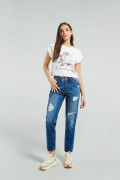 Jean boyfriend azul oscuro con tiro alto, bota recta y rotos