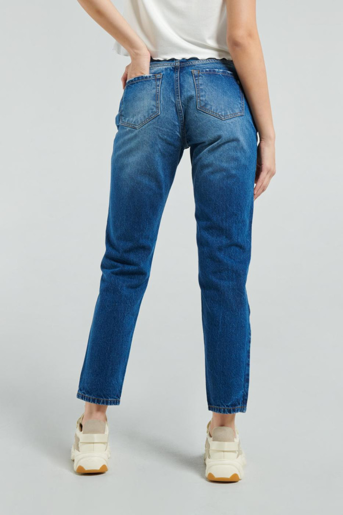Jean boyfriend azul oscuro con tiro alto, bota recta y rotos