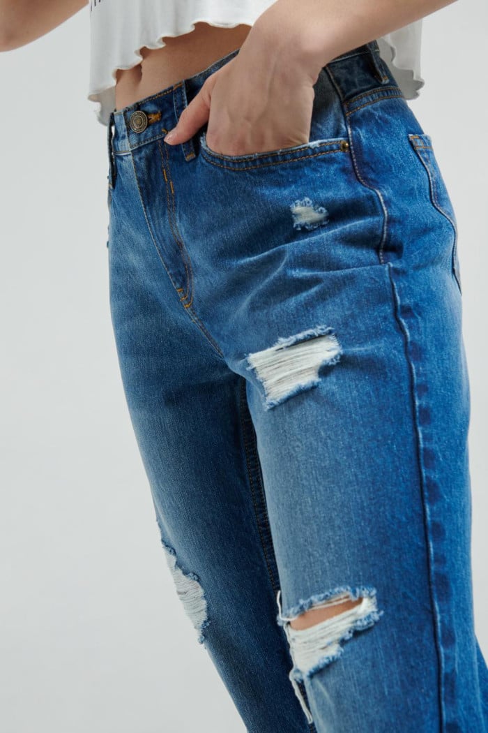 Jean boyfriend azul oscuro con tiro alto, bota recta y rotos