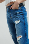 Jean boyfriend azul oscuro con tiro alto, bota recta y rotos