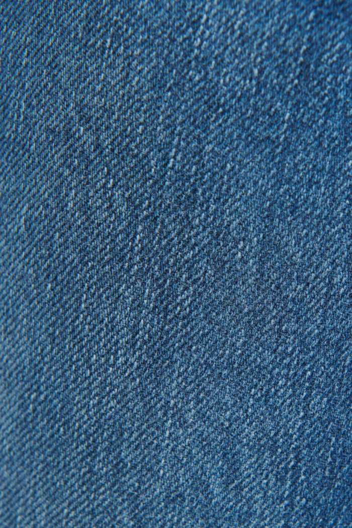 Jean boyfriend azul oscuro con tiro alto, bota recta y rotos