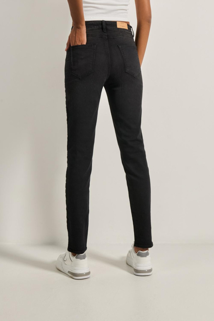 Jean gris oscuro jegging con tiro alto y botón metálico