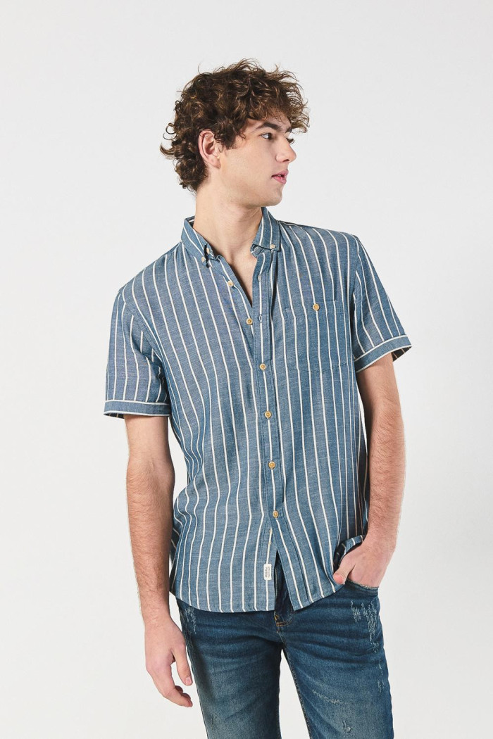Camisa unicolor con cuello button down y diseños de rayas