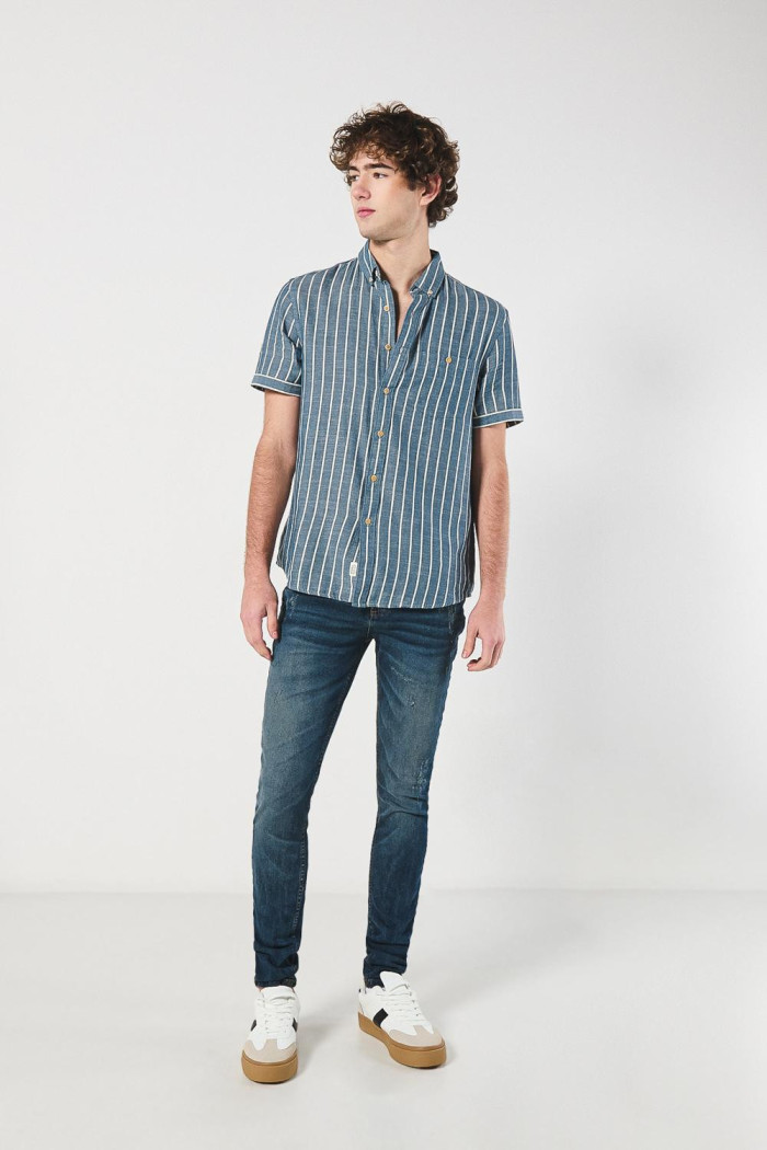 Camisa unicolor con cuello button down y diseños de rayas