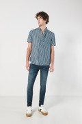 Camisa unicolor con cuello button down y diseños de rayas