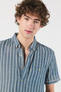 Camisa unicolor con cuello button down y diseños de rayas