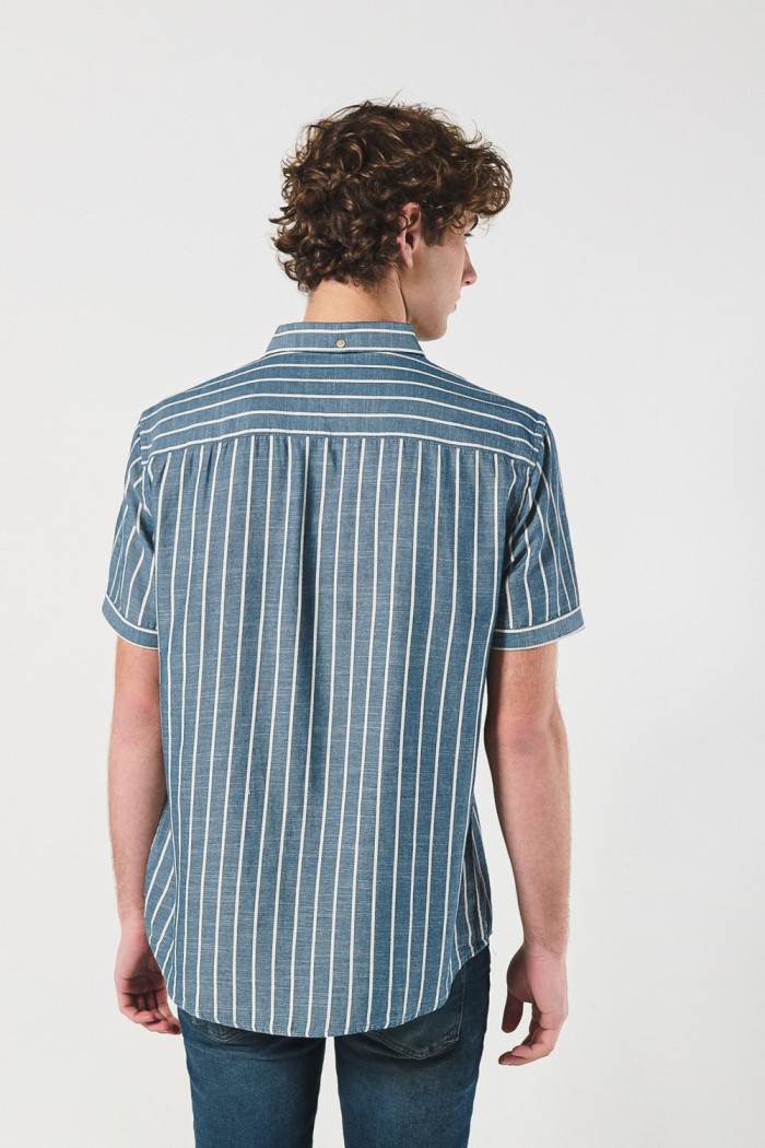 Camisa unicolor con cuello button down y diseños de rayas