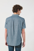 Camisa unicolor con cuello button down y diseños de rayas