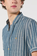 Camisa unicolor con cuello button down y diseños de rayas