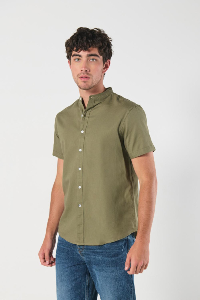 Camisa unicolor cuello nerú en algodón con manga corta