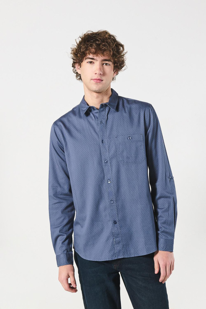 Camisa azul oscura con diseños en mini print y manga larga