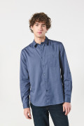 Camisa azul oscura con diseños en mini print y manga larga