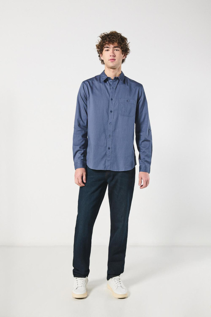 Camisa azul oscura con diseños en mini print y manga larga