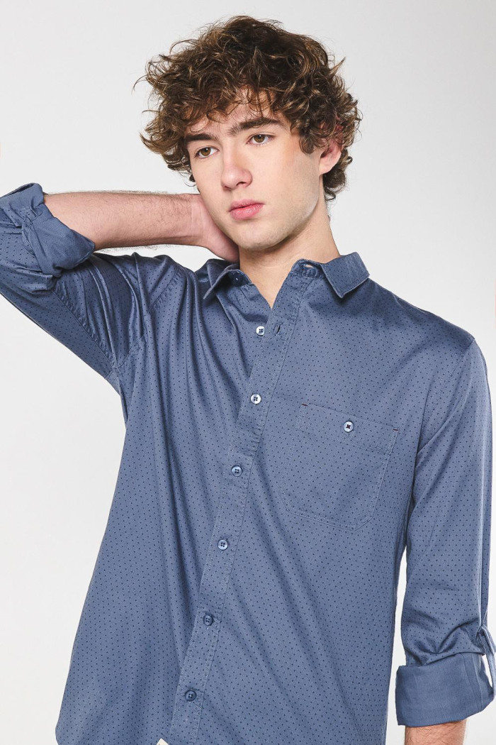 Camisa azul oscura con diseños en mini print y manga larga