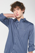Camisa azul oscura con diseños en mini print y manga larga