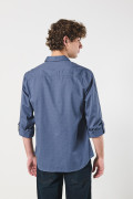 Camisa azul oscura con diseños en mini print y manga larga