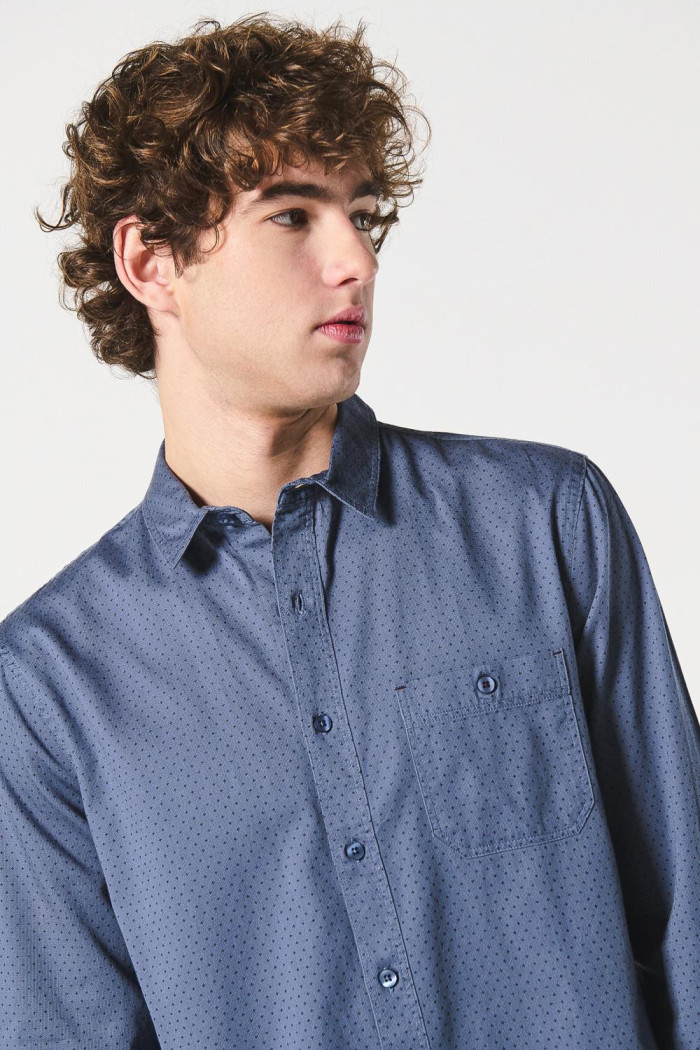 Camisa azul oscura con diseños en mini print y manga larga
