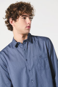 Camisa azul oscura con diseños en mini print y manga larga