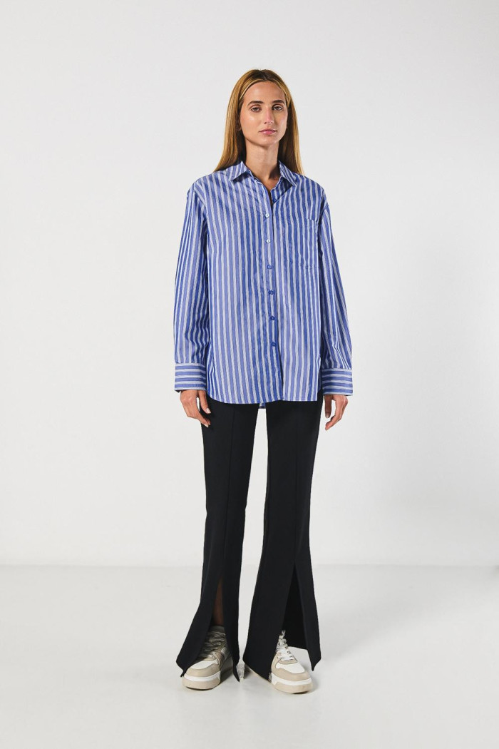 Blusa unicolor oversize a rayas con manga larga