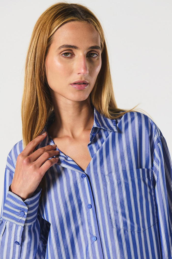 Blusa unicolor oversize a rayas con manga larga