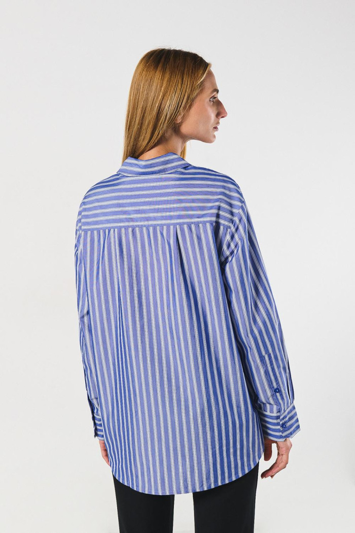 Blusa unicolor oversize a rayas con manga larga