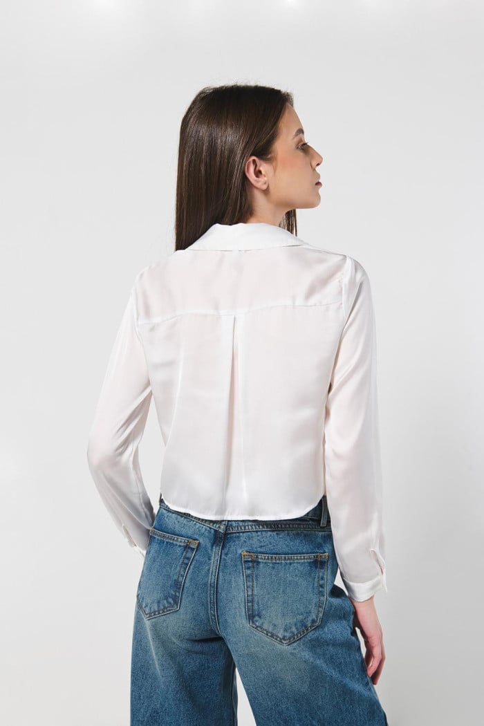 Blusa cuello sport crema clara con manga larga