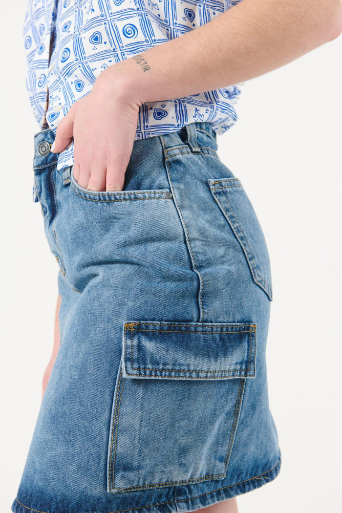 Falda corta en jean cargo azul con bolsillos laterales