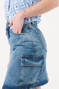 Falda corta en jean cargo azul con bolsillos laterales