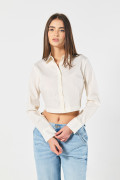 Blusa unicolor crop top con manga larga y cuello camisero