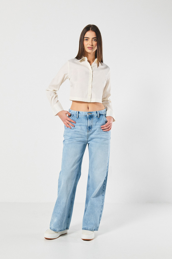 Blusa unicolor crop top con manga larga y cuello camisero