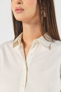 Blusa unicolor crop top con manga larga y cuello camisero