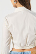 Blusa unicolor crop top con manga larga y cuello camisero