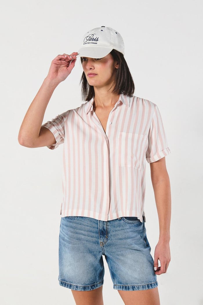 Blusa unicolor con cuello camisero y rayas en contraste