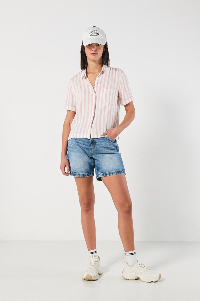 Blusa unicolor con cuello camisero y rayas en contraste