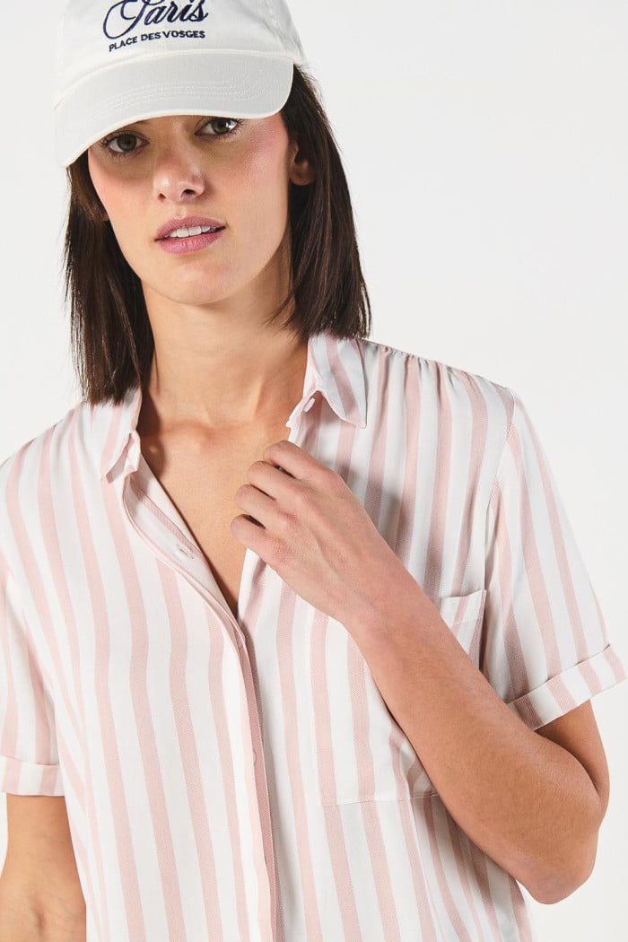 Blusa unicolor con cuello camisero y rayas en contraste