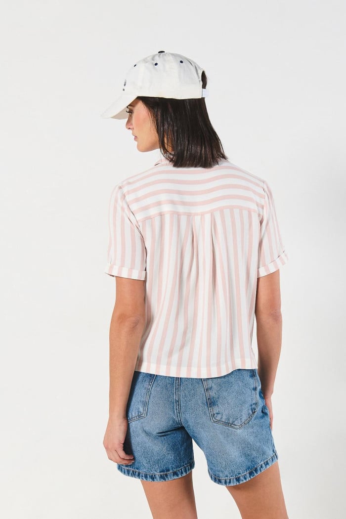 Blusa unicolor con cuello camisero y rayas en contraste