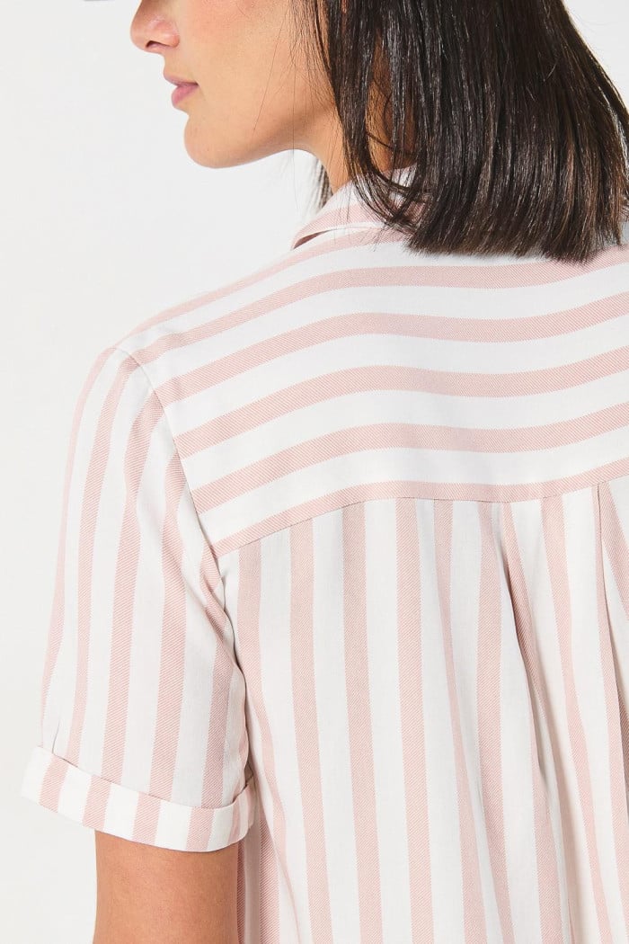 Blusa unicolor con cuello camisero y rayas en contraste