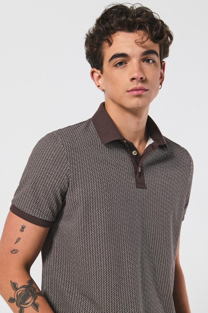 Camiseta café polo con contrastes y diseños estampados