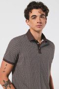 Camiseta café polo con contrastes y diseños estampados