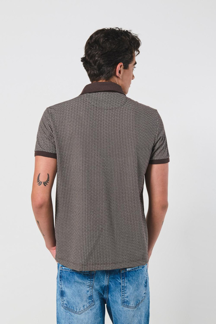 Camiseta café polo con contrastes y diseños estampados