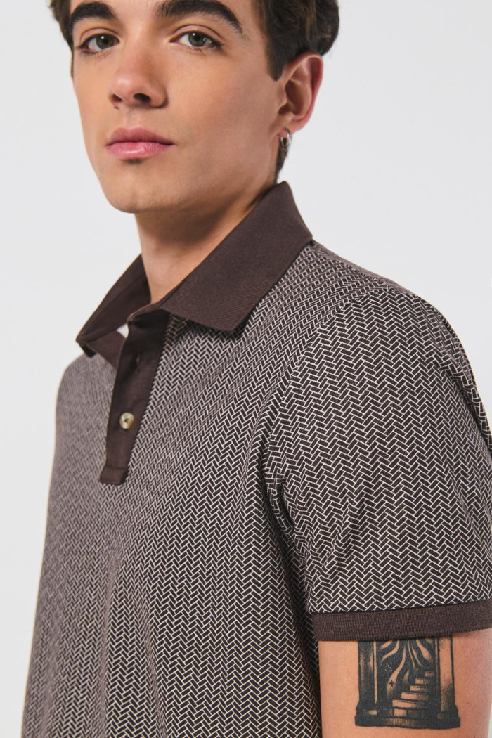 Camiseta café polo con contrastes y diseños estampados