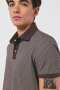 Camiseta café polo con contrastes y diseños estampados