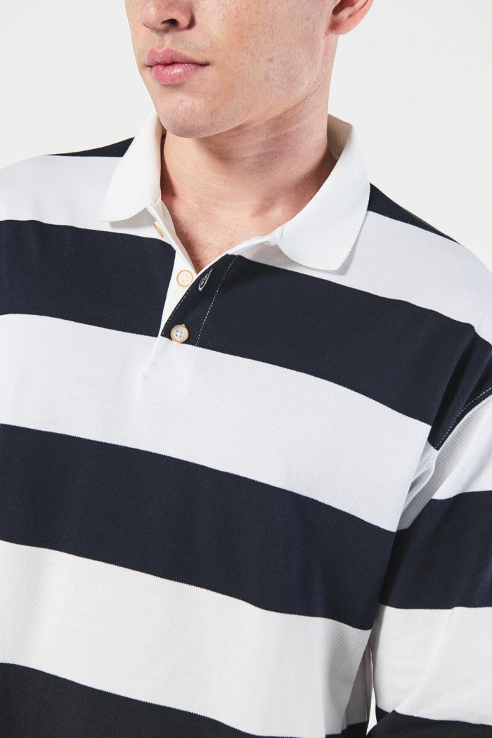Camiseta polo unicolor a rayas con manga larga