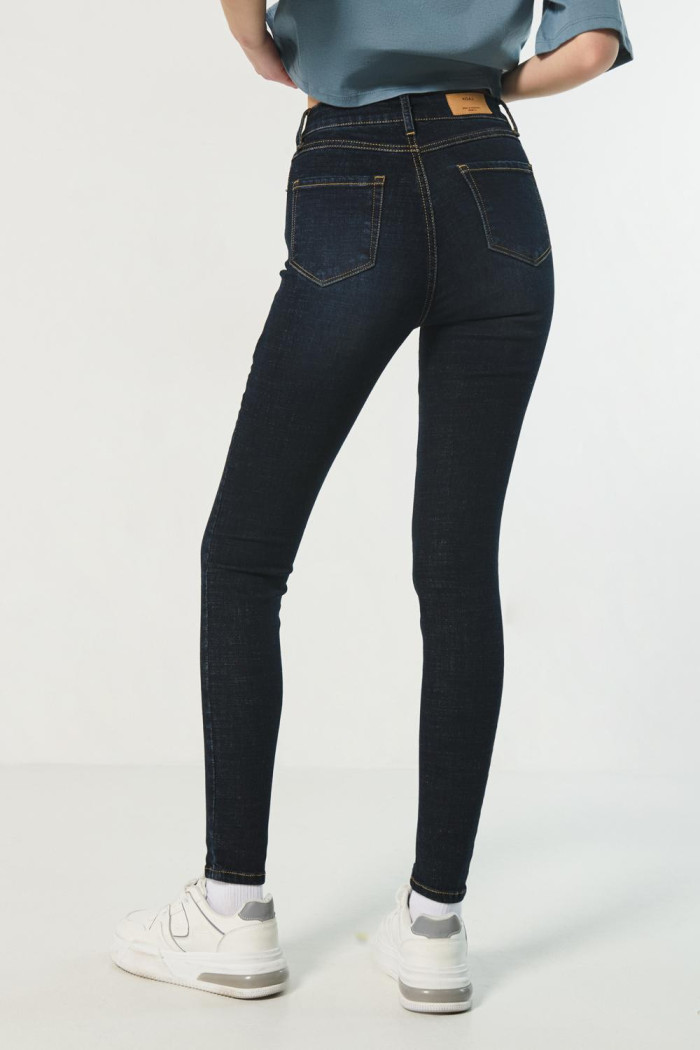 Jean jegging tiro súper alto azul con costuras visibles