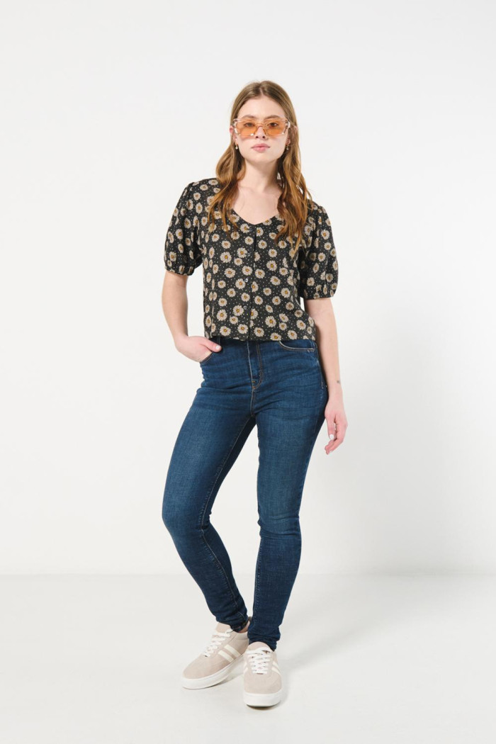 Jean jegging azul oscuro con costuras visibles en contraste