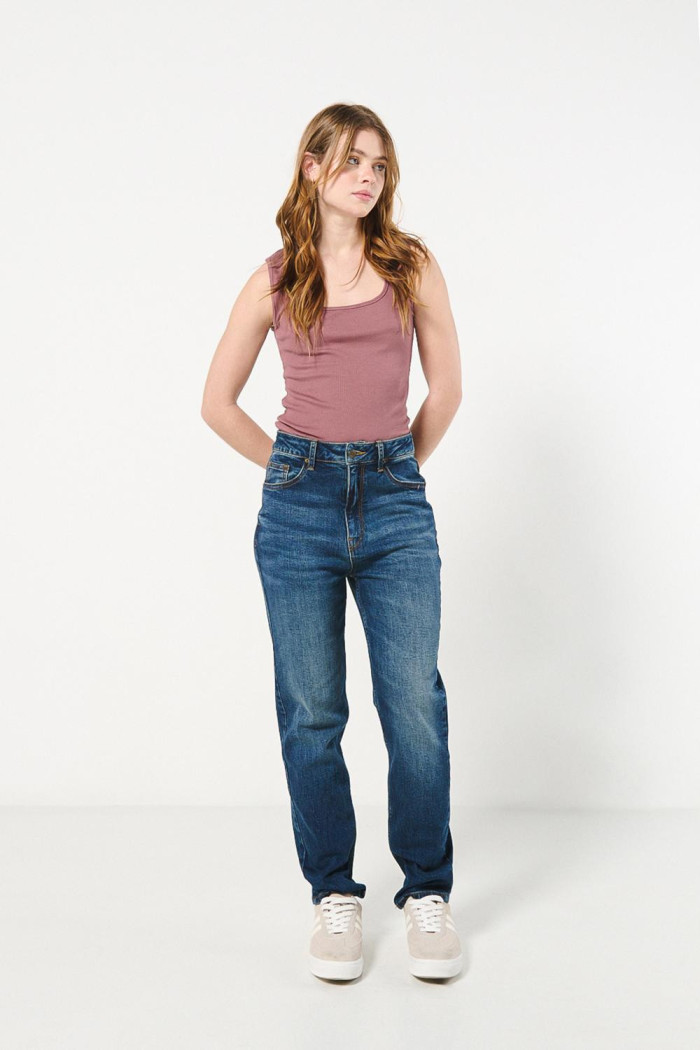 Jean mom azul oscuro con desgastes y súper tiro alto