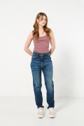 Jean mom azul oscuro con desgastes y súper tiro alto